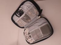 CS1925/2025 CUSTODIA NERA CON CAVI USB E RICARICA